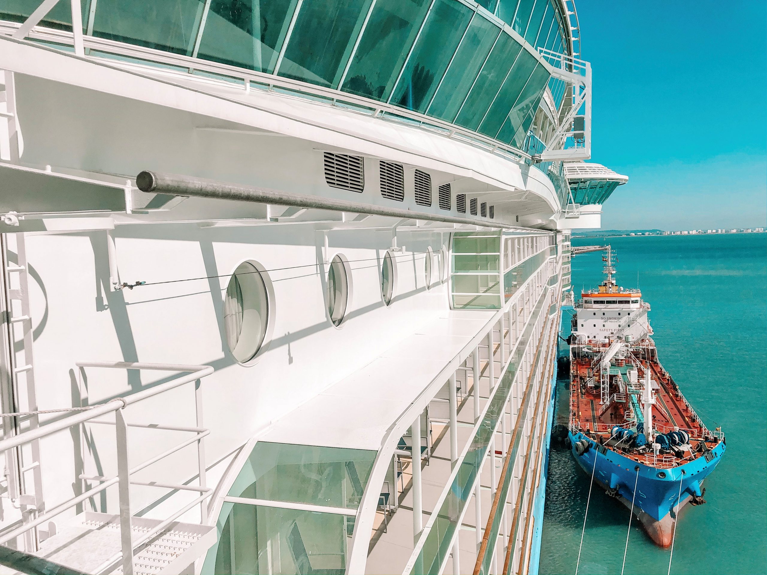 Refuelling MV Freedom of the Seas with H8000 v4 close up Image